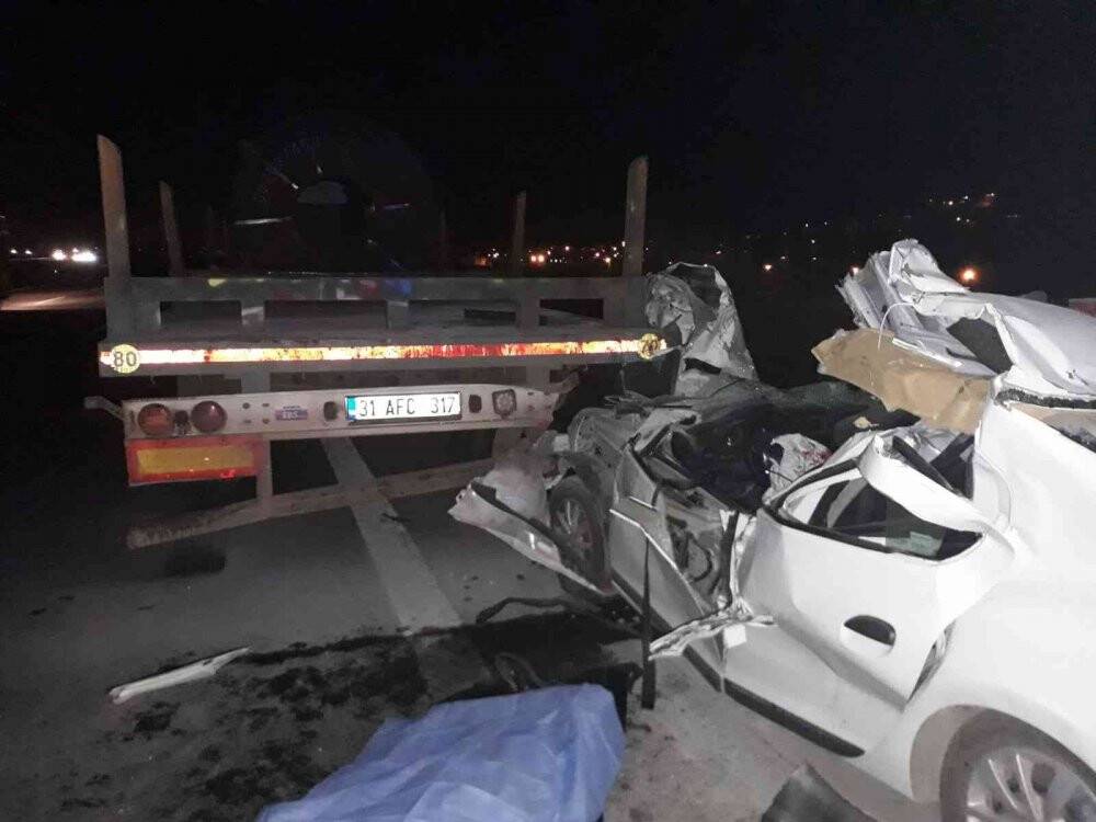 Hatay’da Tır’a arkadan çarpan otomobil sürücüsü hayatını kaybetti