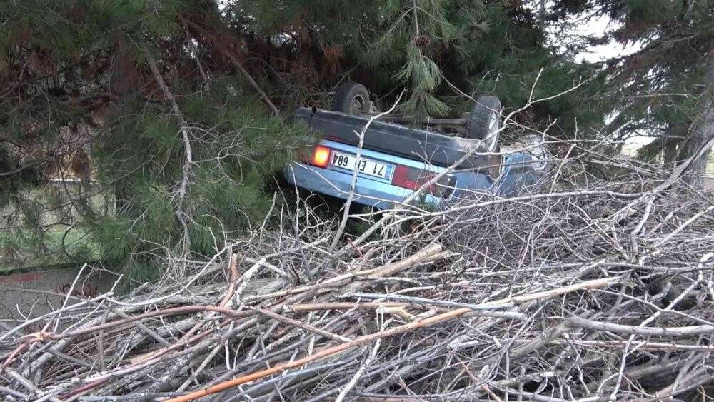 Konya yolunda kaza! Otomobil bahçe duvarında asılı kaldı: 3 yaralı
