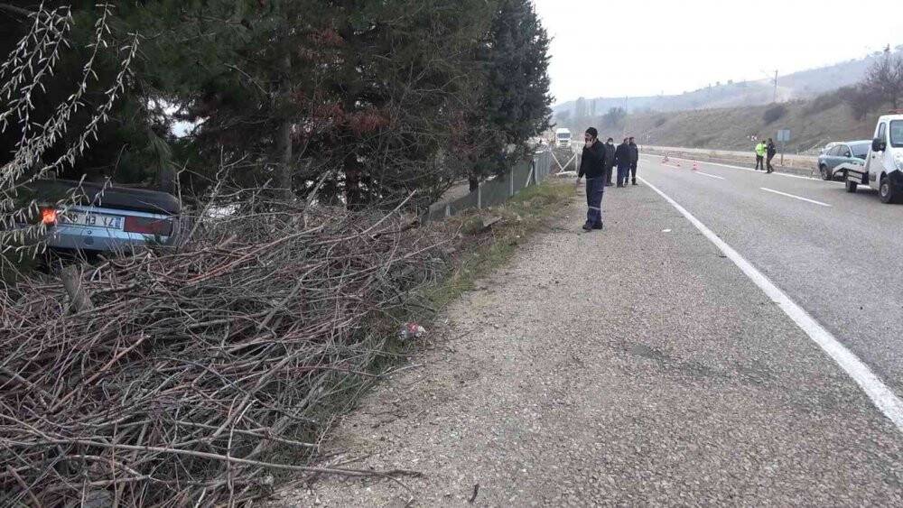 Konya yolunda kaza! Otomobil bahçe duvarında asılı kaldı: 3 yaralı