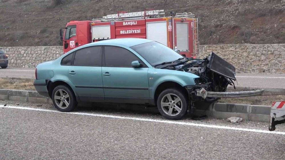 Konya yolunda kaza! Otomobil bahçe duvarında asılı kaldı: 3 yaralı