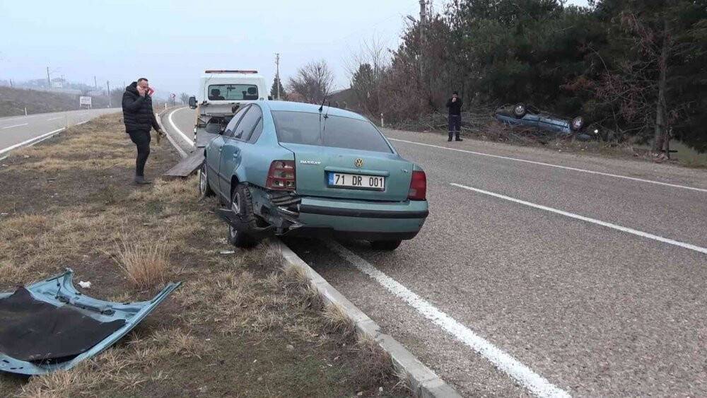 Konya yolunda kaza! Otomobil bahçe duvarında asılı kaldı: 3 yaralı