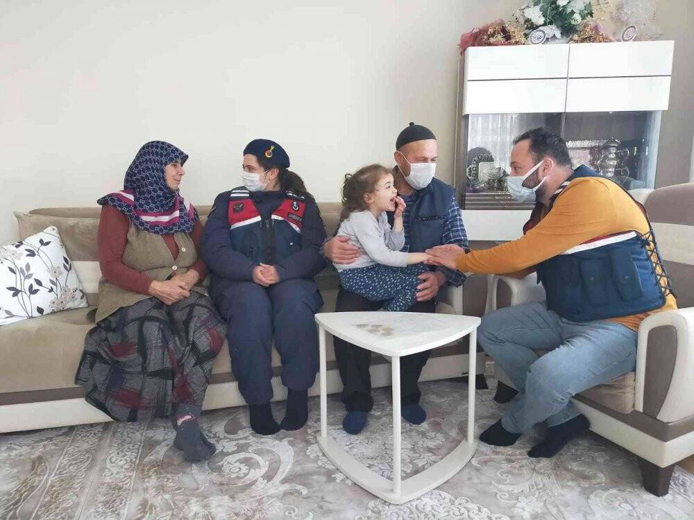 Sahte jandarma gerçek jandarmalara yakalandı