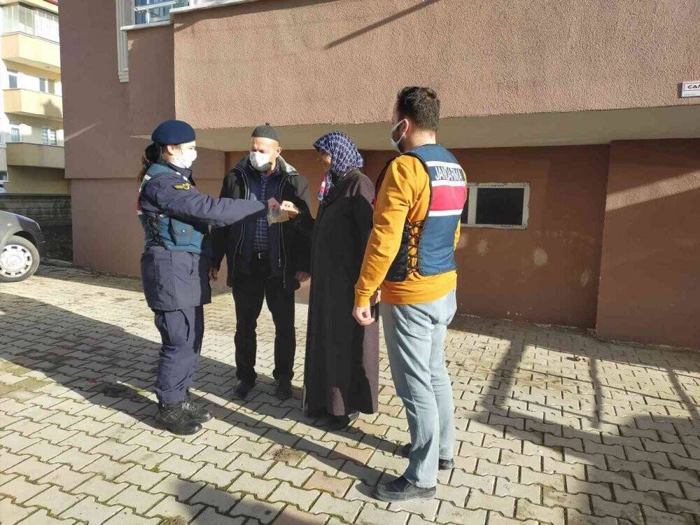 Sahte jandarma gerçek jandarmalara yakalandı