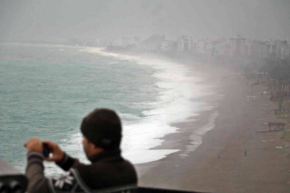 Antalya’da ’Kırmızı’ kod cadde ve sokakları boşalttı