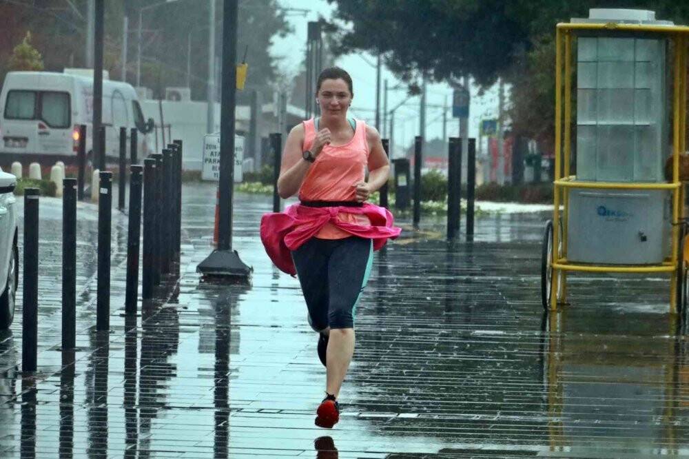 Antalya’da ’Kırmızı’ kod cadde ve sokakları boşalttı