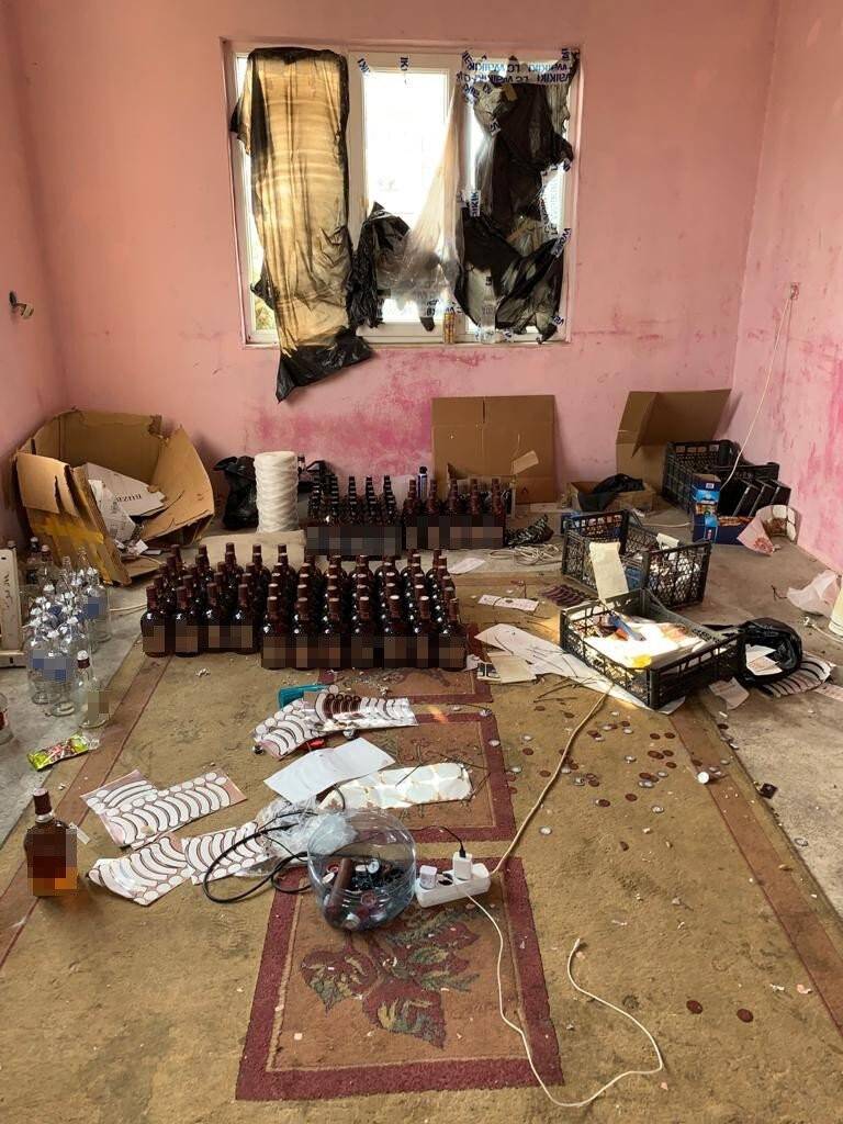 Antalya’da piyasa değeri 250 bin TL olan 623 şişe sahte alkollü içki ele geçirildi