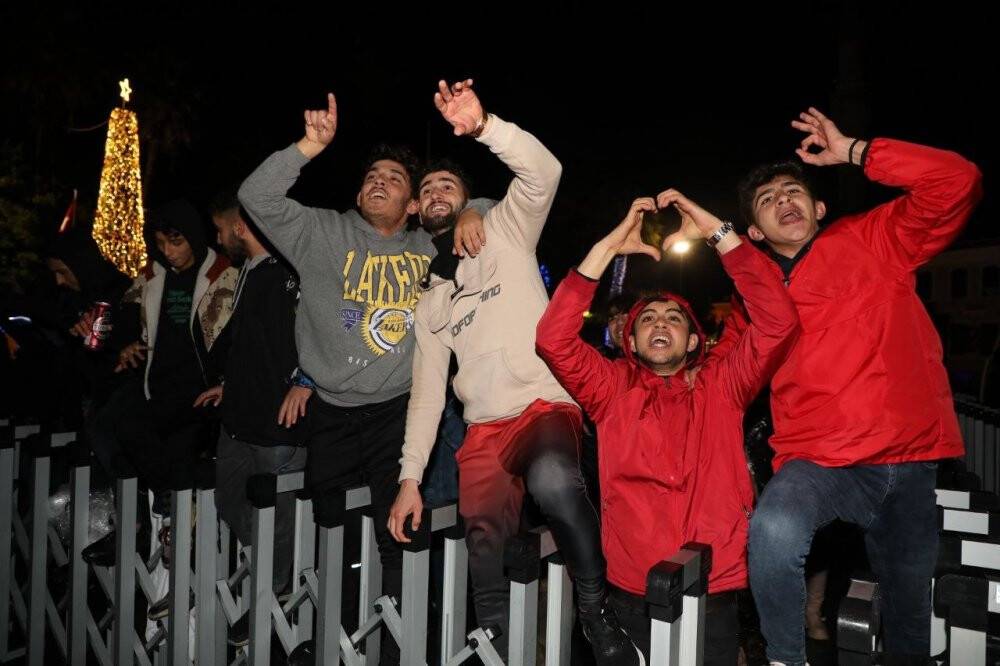 Bodrum’da yüzlerce kişi soğuk havaya, yağmura ve fırtınaya aldırış etmeden doyasıya eğlendi