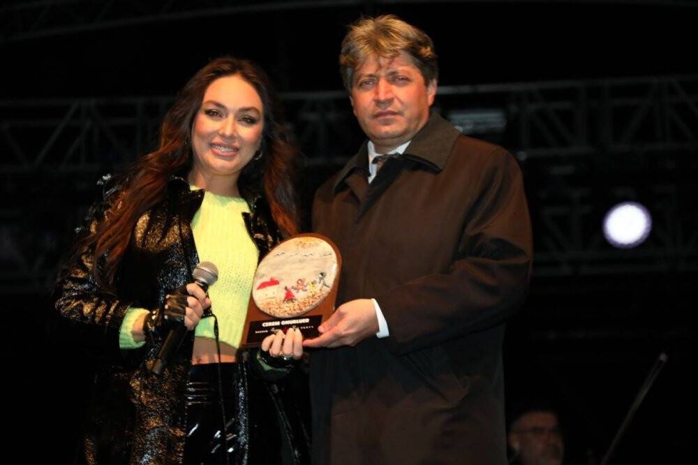 Bodrum’da yüzlerce kişi soğuk havaya, yağmura ve fırtınaya aldırış etmeden doyasıya eğlendi