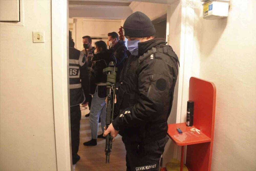 Eş zamanlı şafak operasyonu ile 17 kişi gözaltına alındı