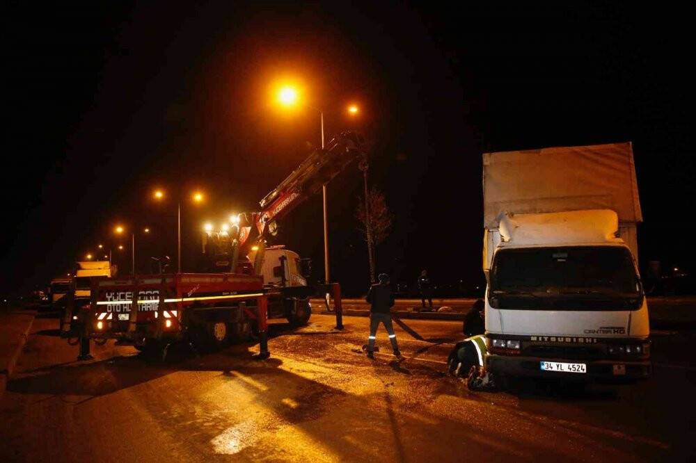 Kontrolden çıkan kamyonet devrildi, sürücü yaralandı