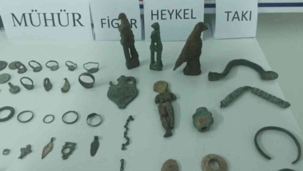 Tarihi eser kaçakçısının üzerinden adeta hazine çıktı