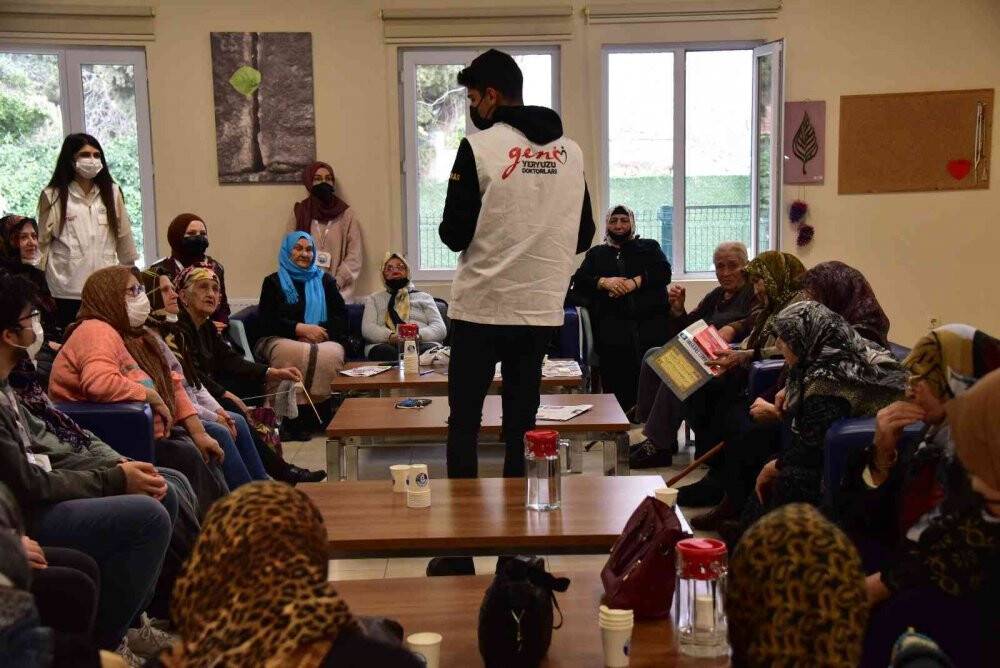 Yeryüzü Doktorları Tuzla Belediyesi Yaşlılar Merkezi’ni ziyaret etti