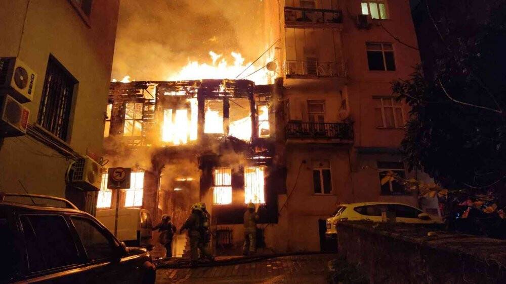 Beyoğlu’nda 2 katlı ahşap bina alev alev yandı: 2 yaralı