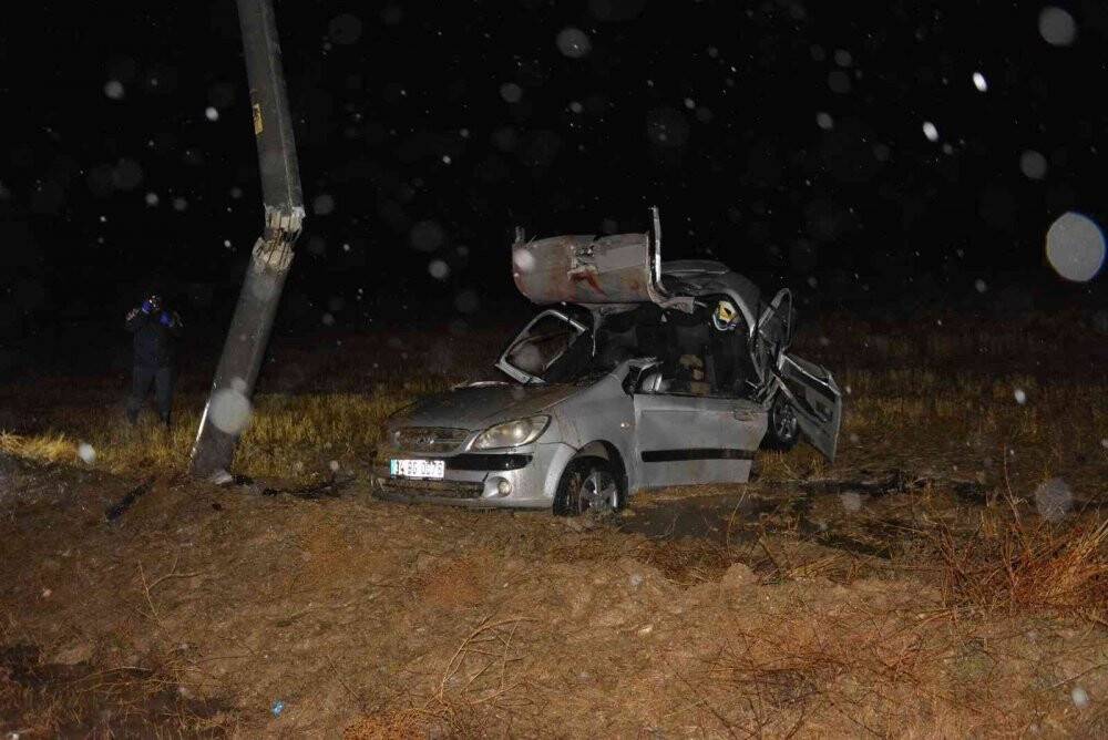 Otomobil elektrik direğine çarptı, genç sürücü yaşamını yitirdi