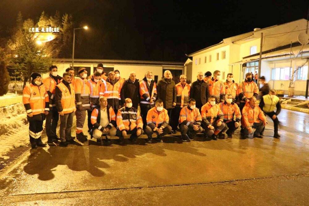 Ulaştırma ve Altyapı Bakanı Karaismailoğlu karayolu işçileriyle buluştu