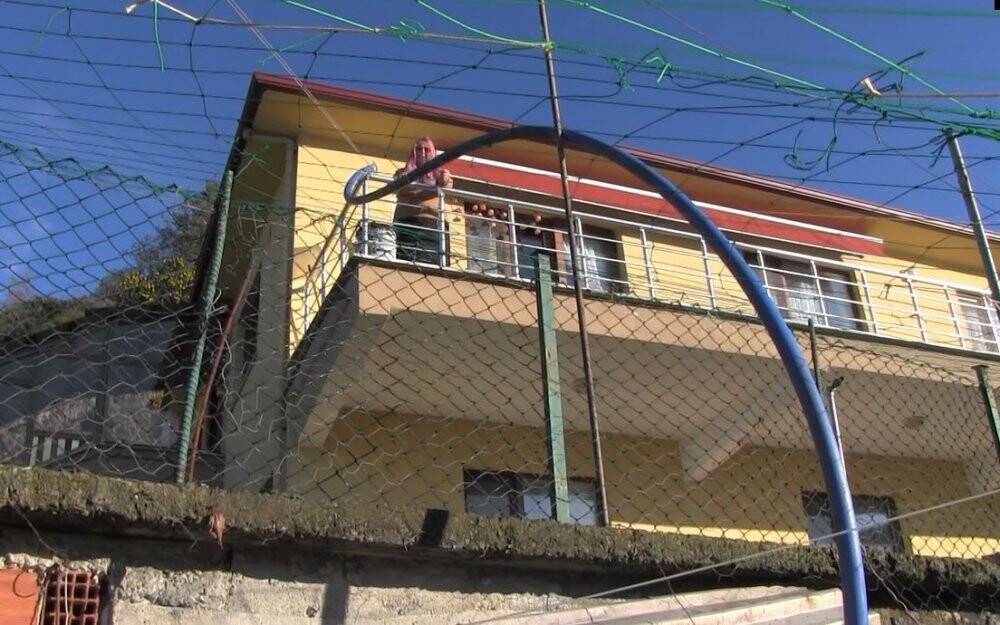 88'lik nine tavuklarını kümese gitmeden yemliyor