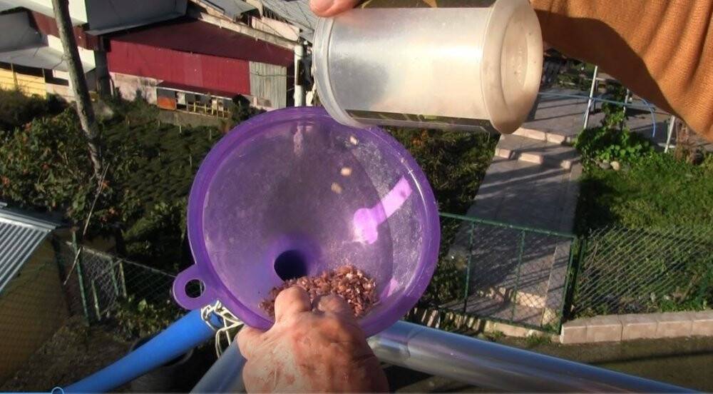 88'lik nine tavuklarını kümese gitmeden yemliyor