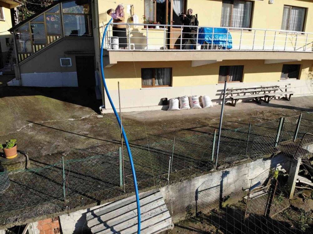 88'lik nine tavuklarını kümese gitmeden yemliyor