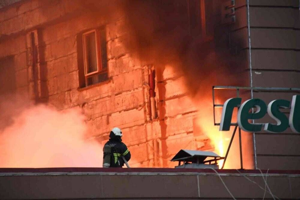 Aksaray’da benzin istasyonunun restoran ve oteli alev alev yandı