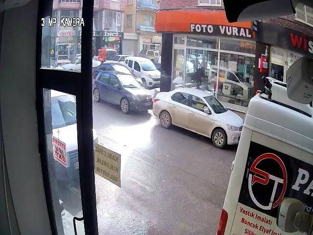 Çatıdan buz kütlesi otomobilin üzerine düştü, o anlar kameraya yansıdı