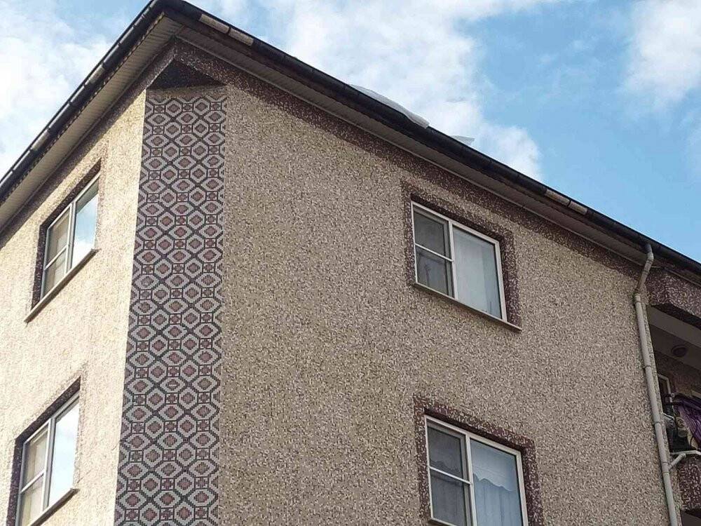 Çatıdan buz kütlesi otomobilin üzerine düştü, o anlar kameraya yansıdı