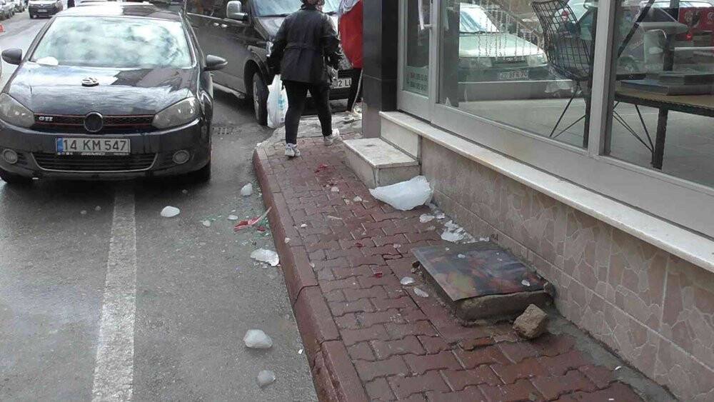 Çatıdan buz kütlesi otomobilin üzerine düştü, o anlar kameraya yansıdı