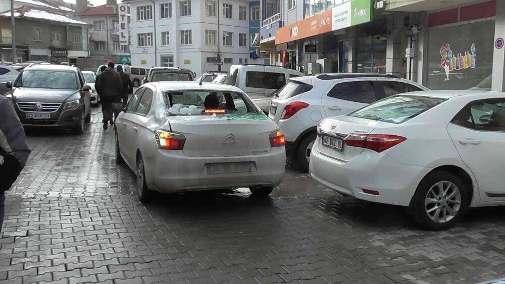 Çatıdan buz kütlesi otomobilin üzerine düştü, o anlar kameraya yansıdı