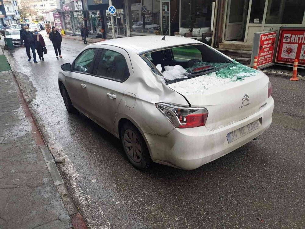Çatıdan buz kütlesi otomobilin üzerine düştü, o anlar kameraya yansıdı