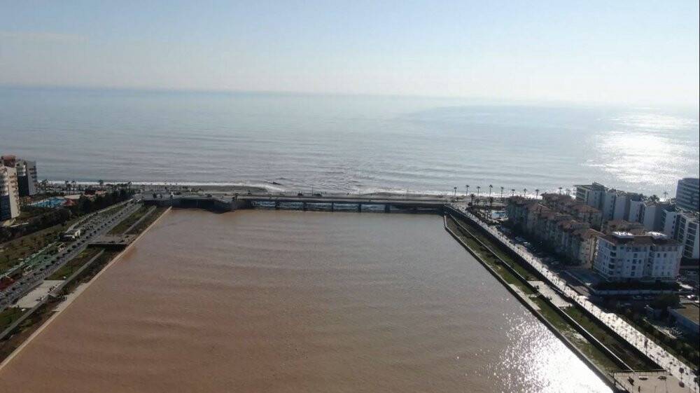 Dünyaca ünlü sahildeki çamur kirliliği havadan görüntülendi