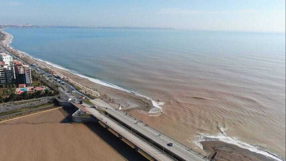 Dünyaca ünlü sahildeki çamur kirliliği havadan görüntülendi