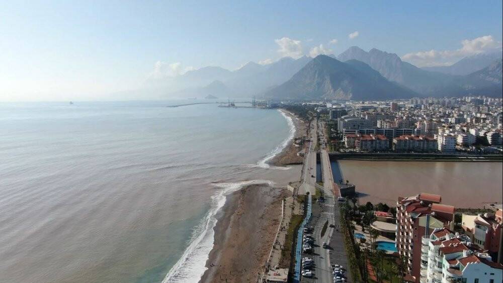 Dünyaca ünlü sahildeki çamur kirliliği havadan görüntülendi