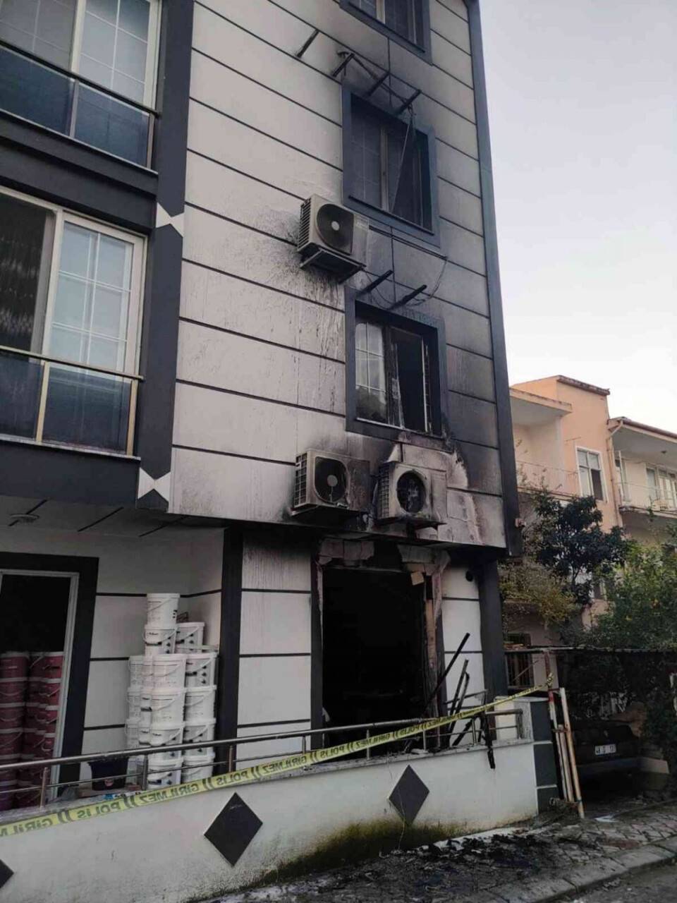 Elektrikli soba 4 katlı binayı yakıyordu