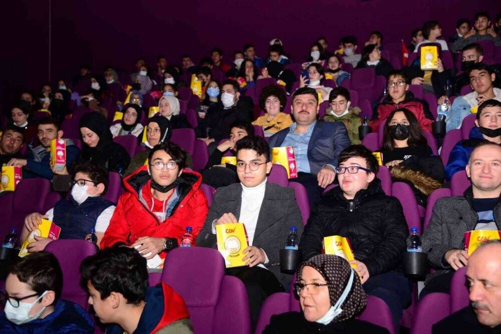 Kahramankazanlı öğrenciler “Kesişme Eren İyi ki Varsın” filmini izledi