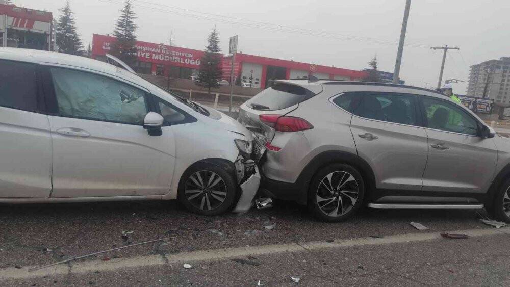 Kırıkkale’de zincirleme trafik kazası: 5 yaralı