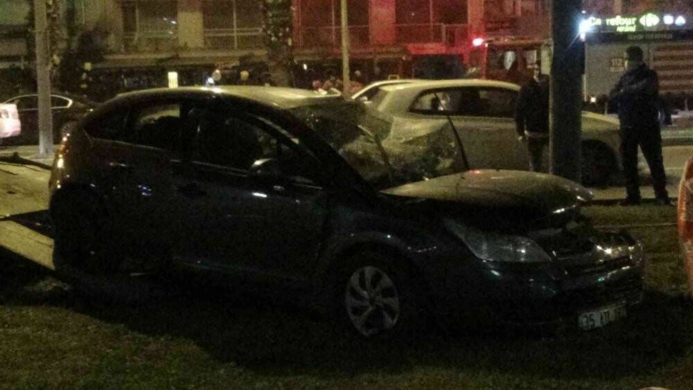 Kontrolden çıkan araç direğe çarptı: 4 yaralı