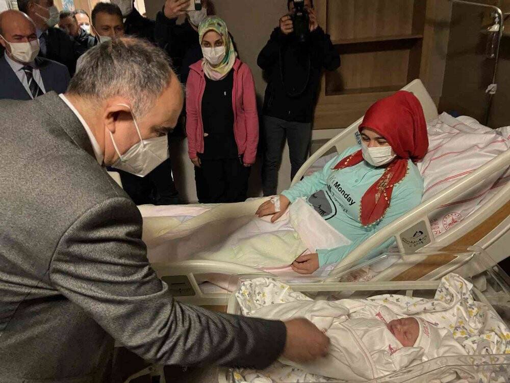 Konya'da yılın ilk bebeği 8 yıldır çocuk bekleyen anneye çifte mutluluk yaşattı