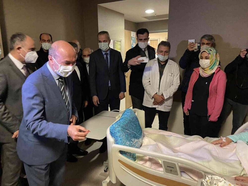 Konya'da yılın ilk bebeği 8 yıldır çocuk bekleyen anneye çifte mutluluk yaşattı