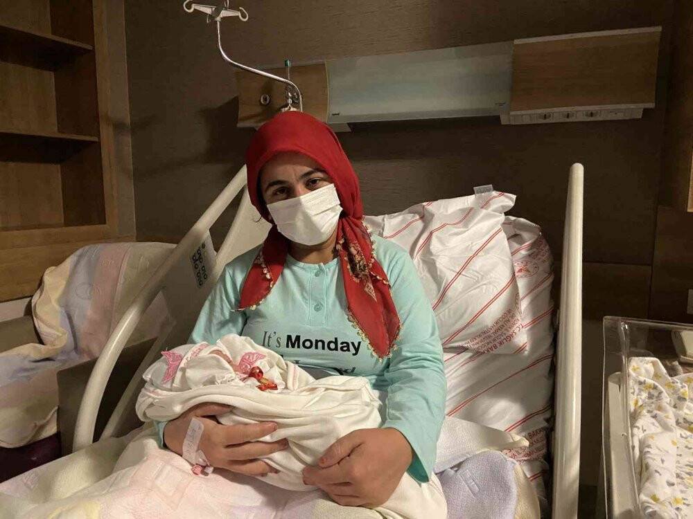 Konya'da yılın ilk bebeği 8 yıldır çocuk bekleyen anneye çifte mutluluk yaşattı