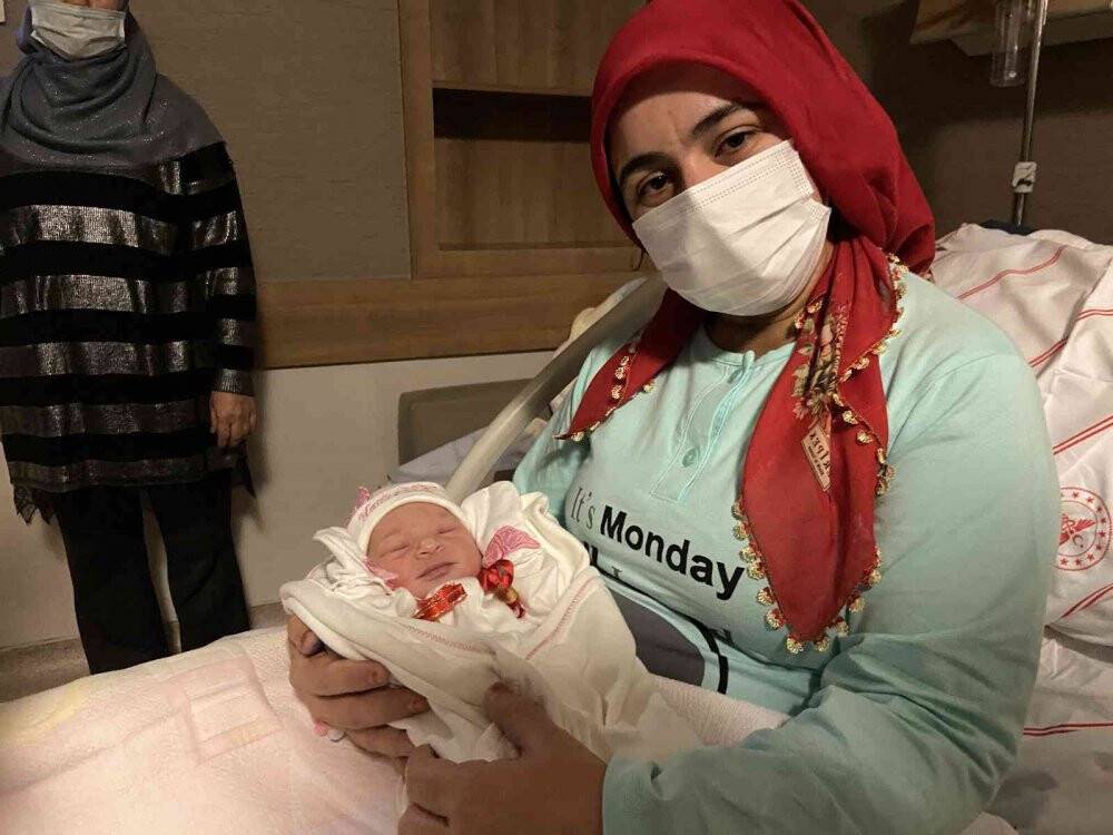 Konya'da yılın ilk bebeği 8 yıldır çocuk bekleyen anneye çifte mutluluk yaşattı