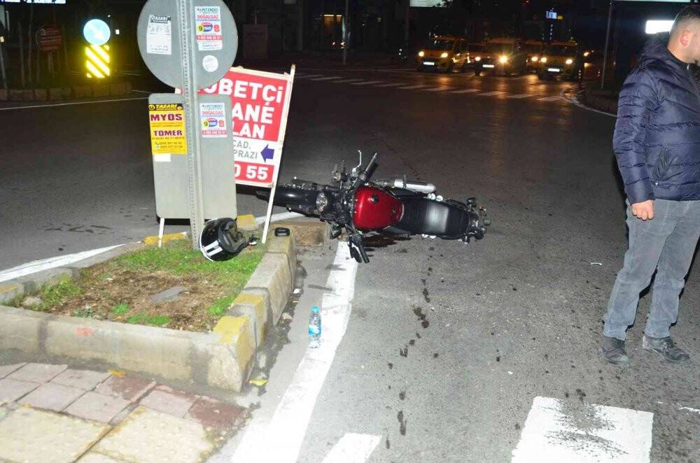 Motosiklet yolcusu kaskı sayesinde ölümden döndü
