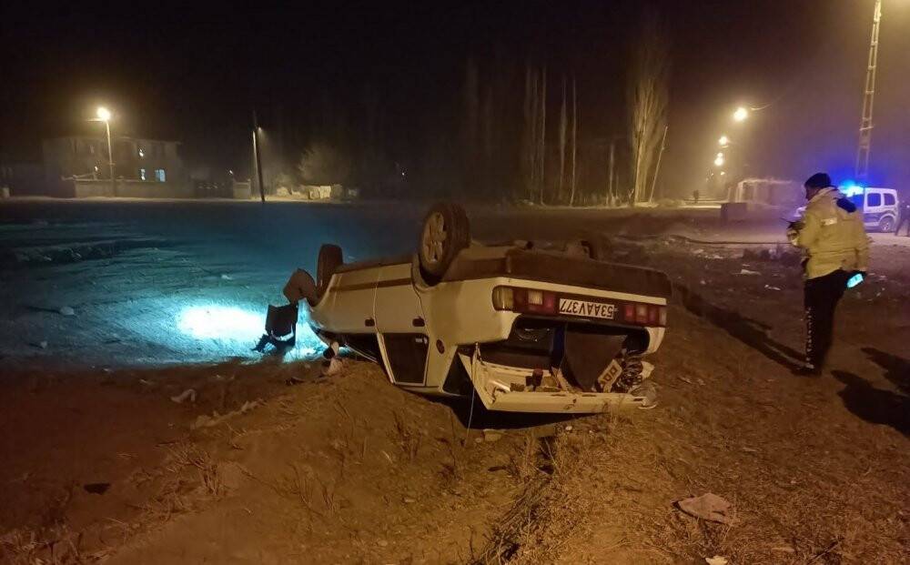 Oto fareleri polisten kaçarken kaza yaptı