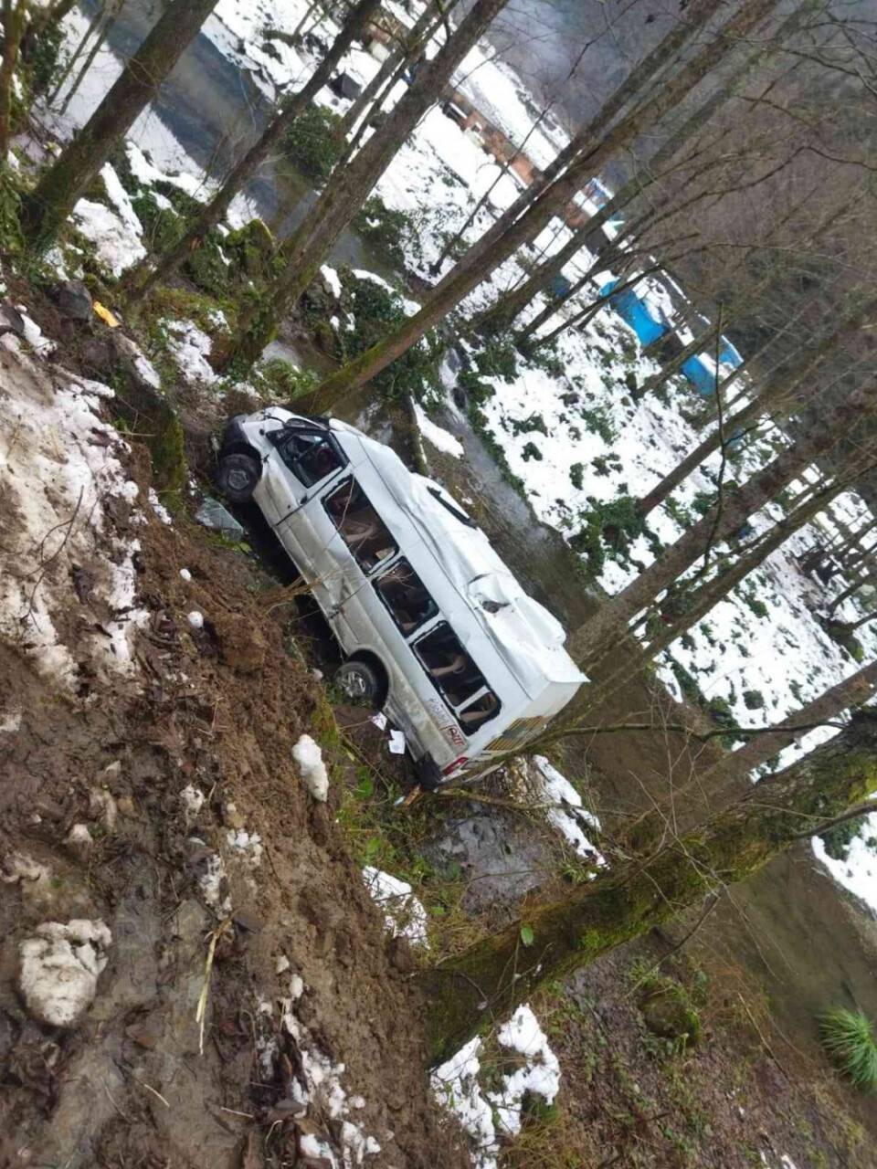 Rize’de tur minibüsü devrildi: 7 yaralı