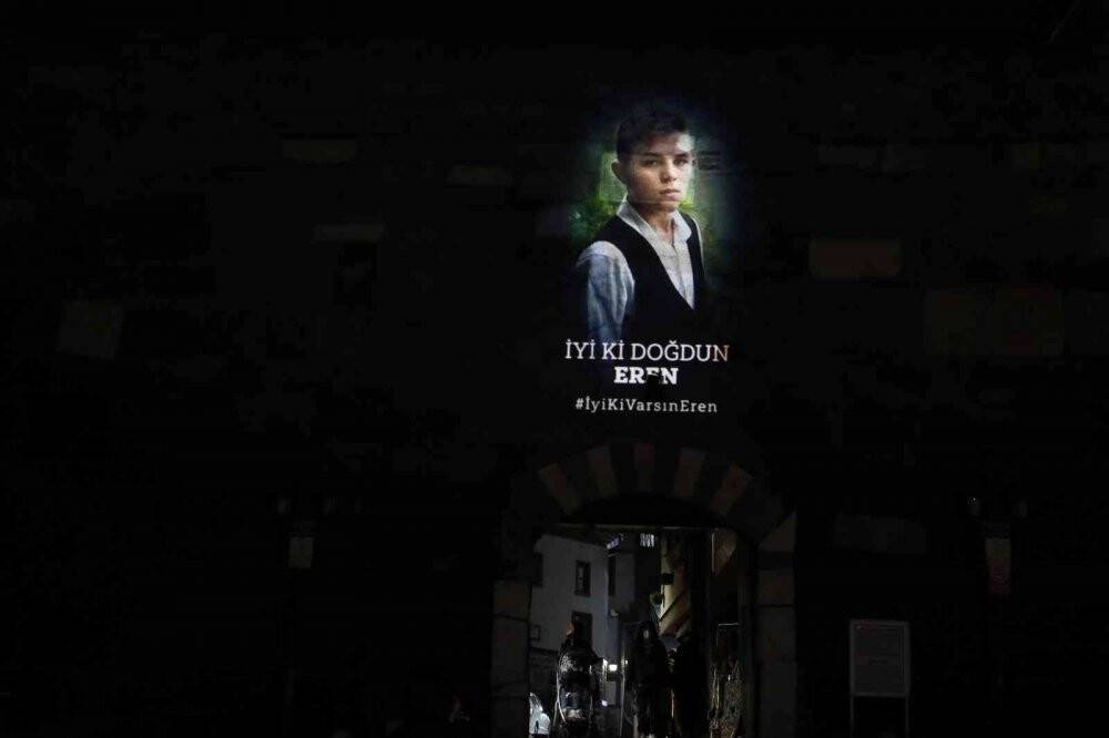 Şehit Eren Bülbül’ün fotoğrafı doğum gününde Ankara Kalesi’ne yansıtıldı