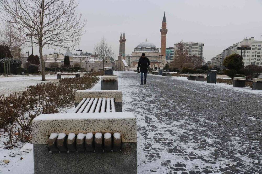 Sivas yeni yıla karla uyandı