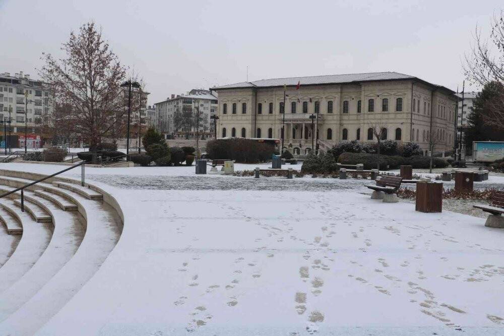 Sivas yeni yıla karla uyandı