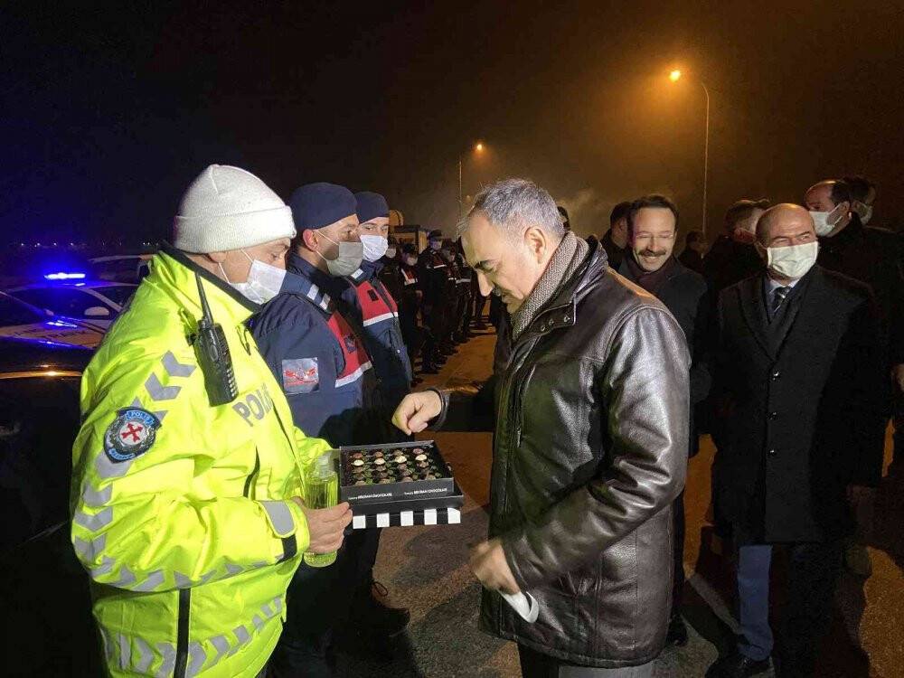 Vali Özkan, uygulama noktasındaki sürücülere çikolata ikram etti