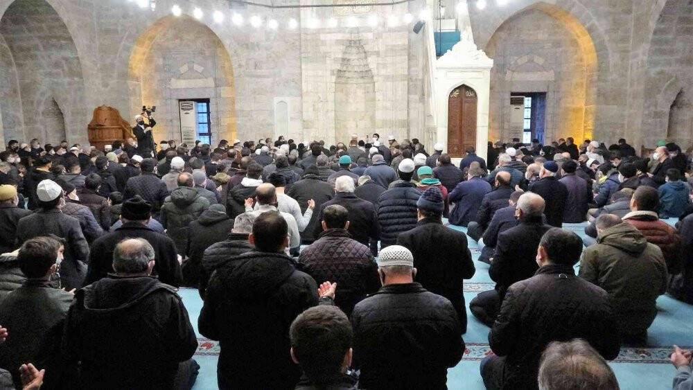 Yılın ilk sabah namazında camiler doldu taştı