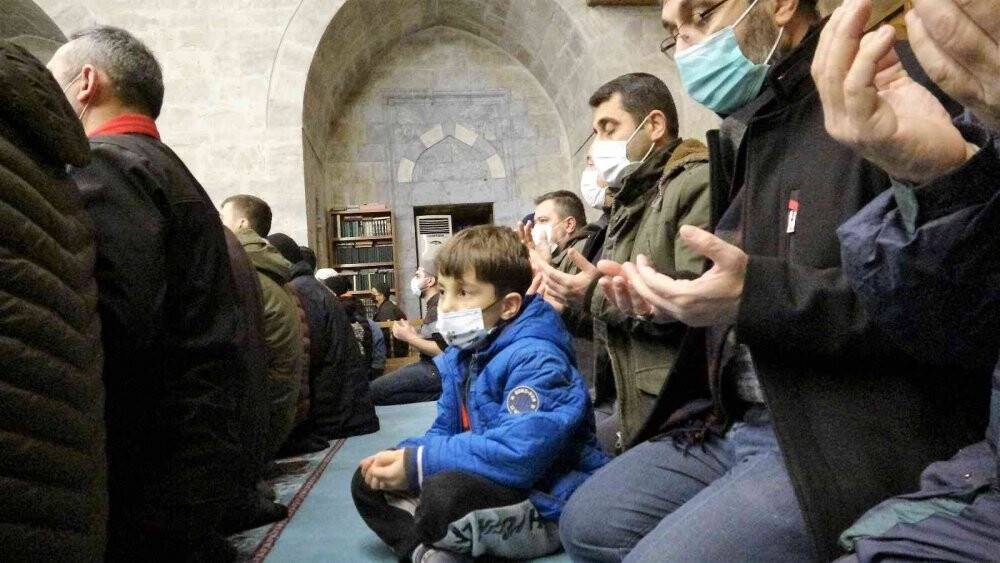 Yılın ilk sabah namazında camiler doldu taştı