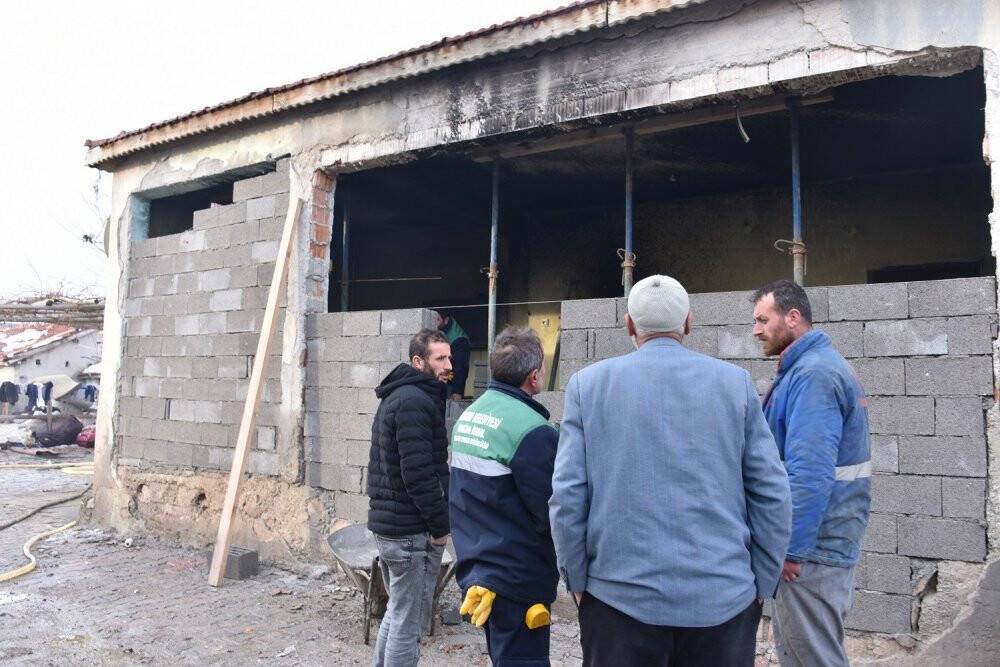 Karatay Belediyesinden evi yanan aileye destek