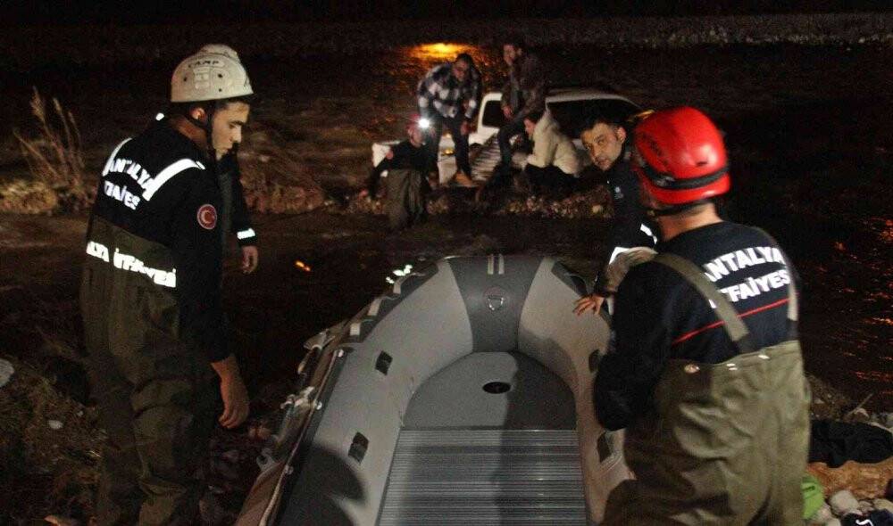 Kamyonet akıntılı Boğaçayı’na düştü, mahsur kalan 3 kişi botla kurtarıldı